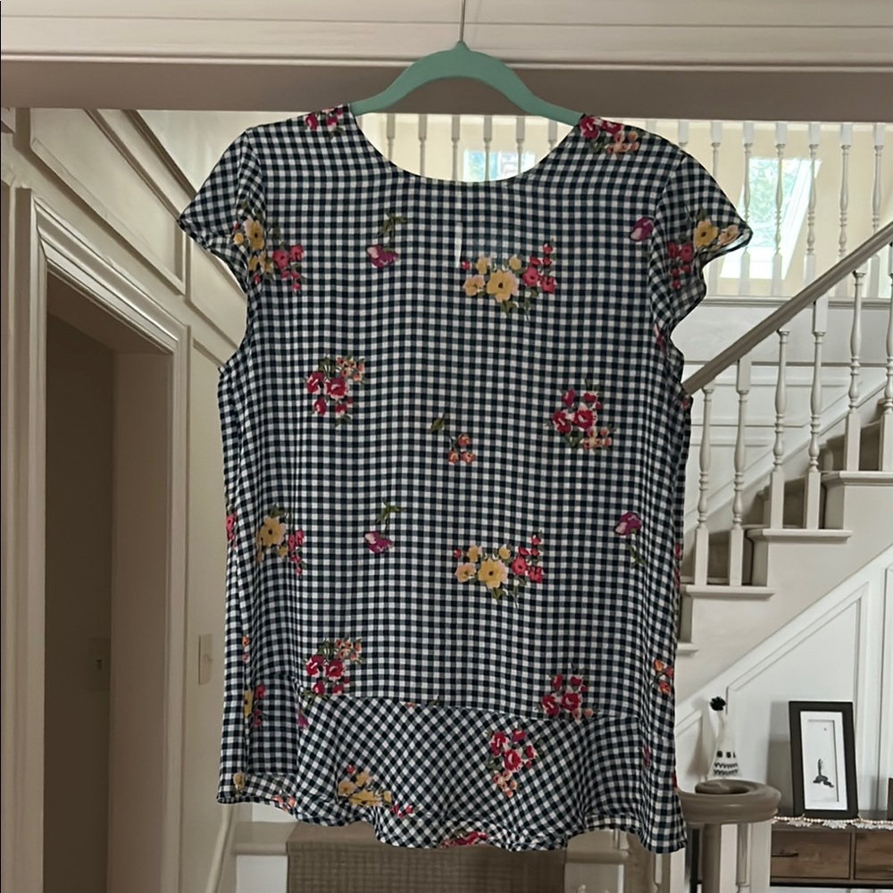 PERFECT FOR SPRING! Women’s floral top